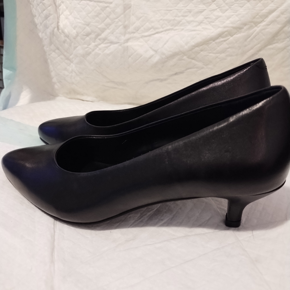 New Trotters (nwot) black pumps Women's Size11M